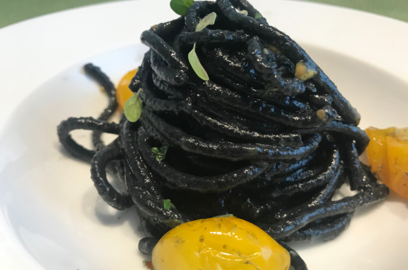 Spaghettoni al carbone vegetale con datterini gialli e peperoncino